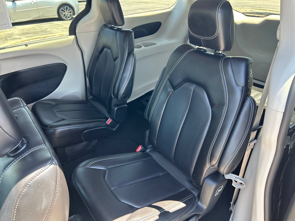 Used 2023 Chrysler Pacifica Touring-L FWD image 21