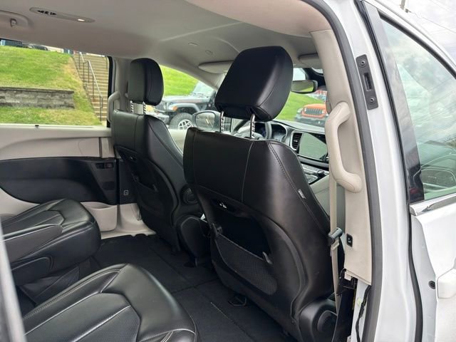 Used 2023 Chrysler Pacifica Touring-L image 30