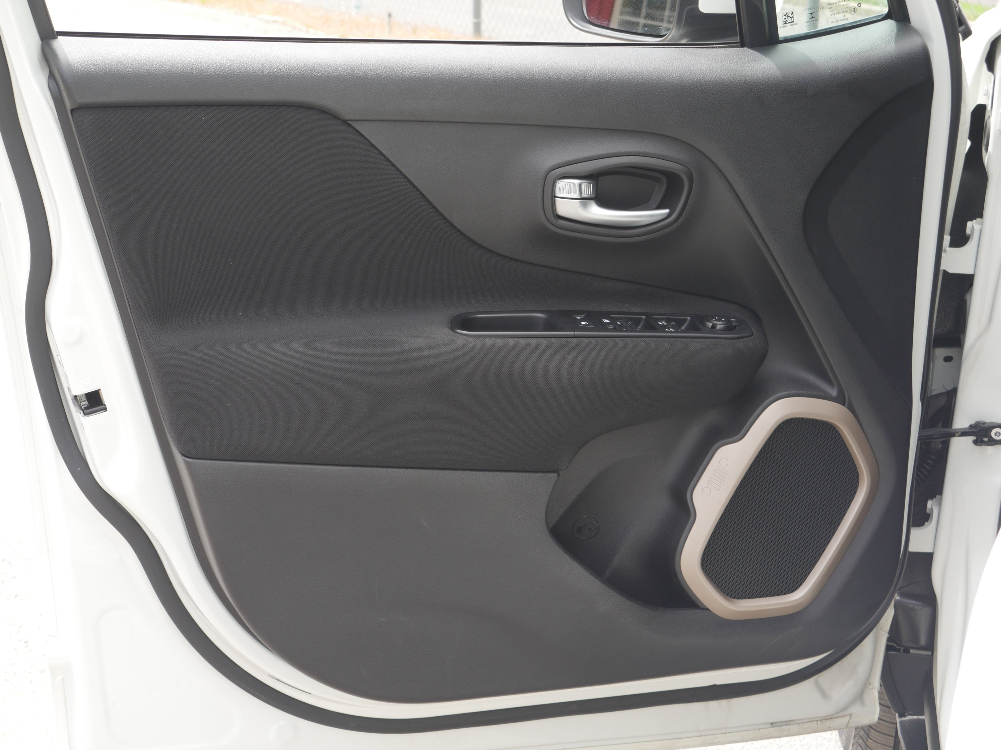 Used 2017 Jeep Renegade Latitude AWD/4WD image 33