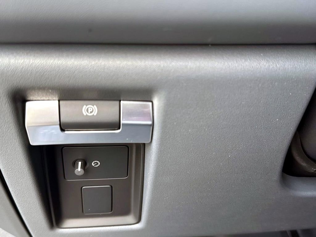 New 2025 Land Rover Defender 130 X-Dynamic SE image 29