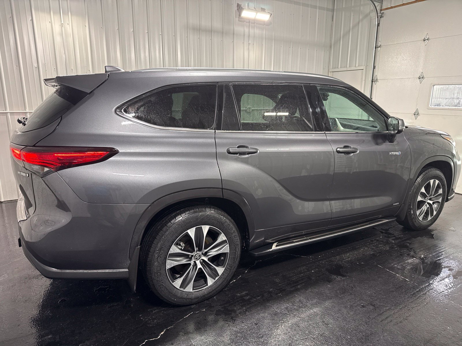 Used 2020 Toyota Highlander XLE AWD/4WD image 6