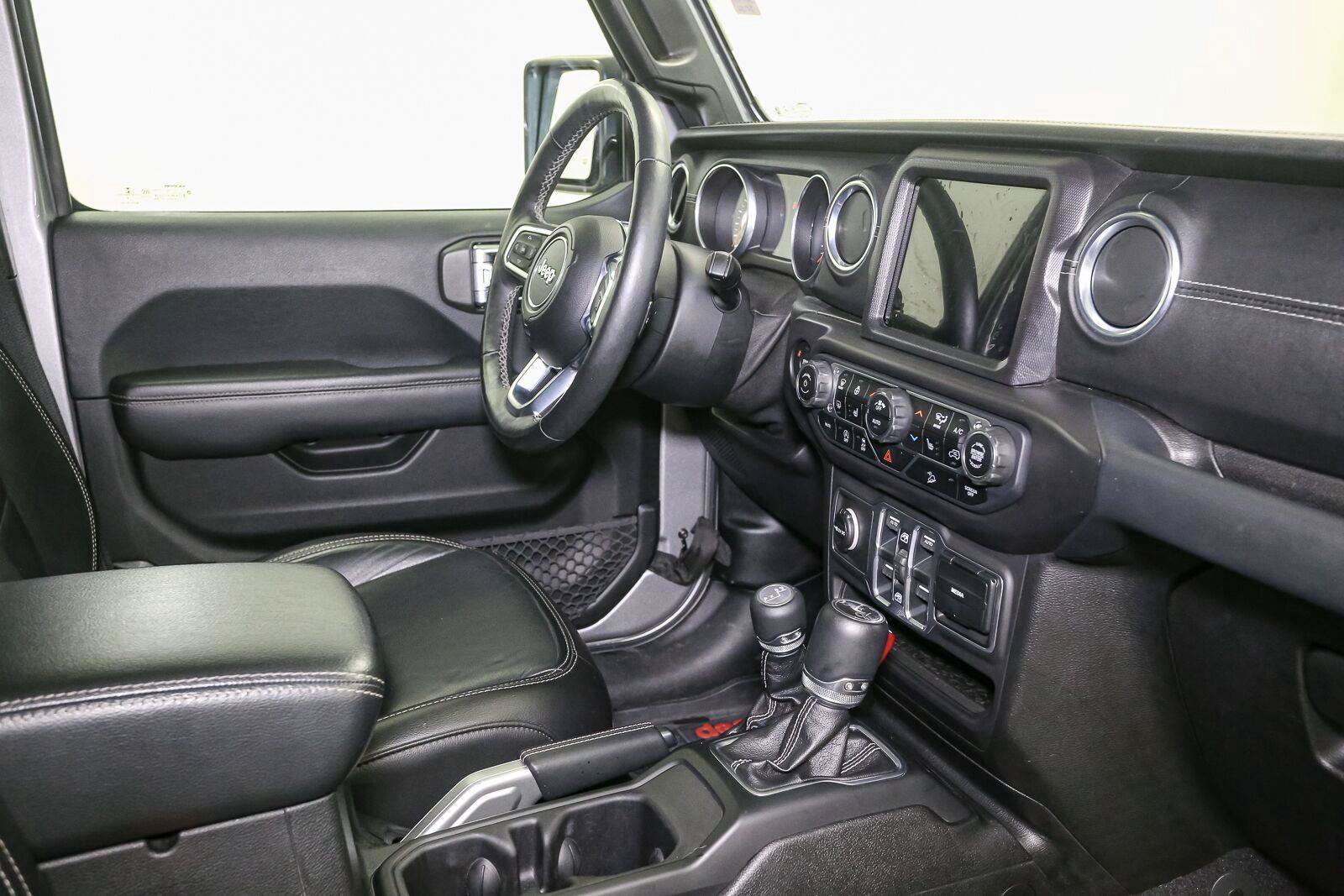 Used 2018 Jeep Wrangler Unlimited Sahara w/ Uconnect 4C Nav & Sound Group AWD/4WD image 19