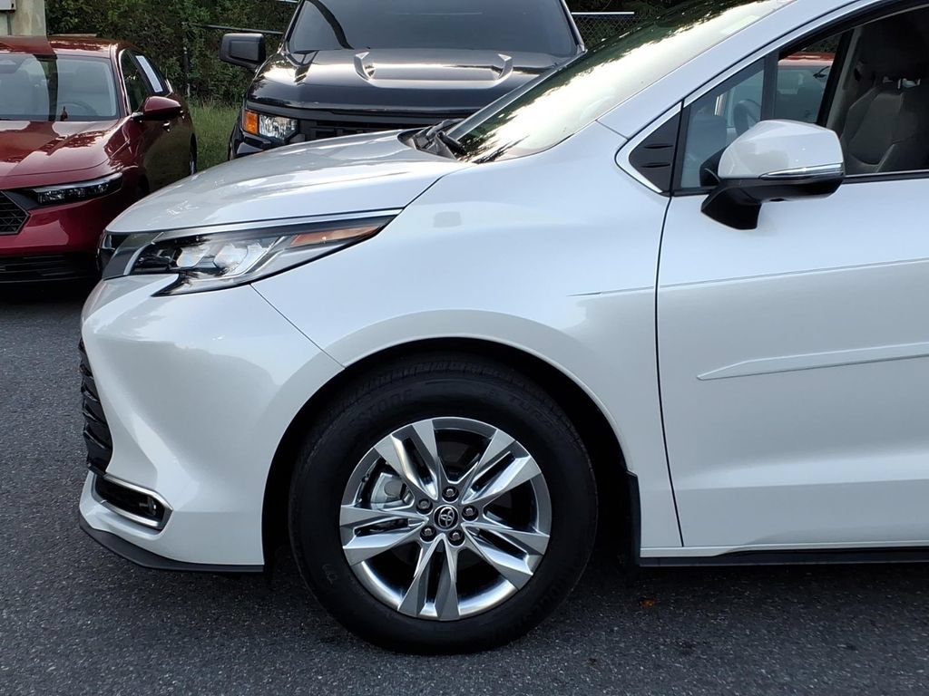 Used 2024 Toyota Sienna Limited AWD/4WD image 7