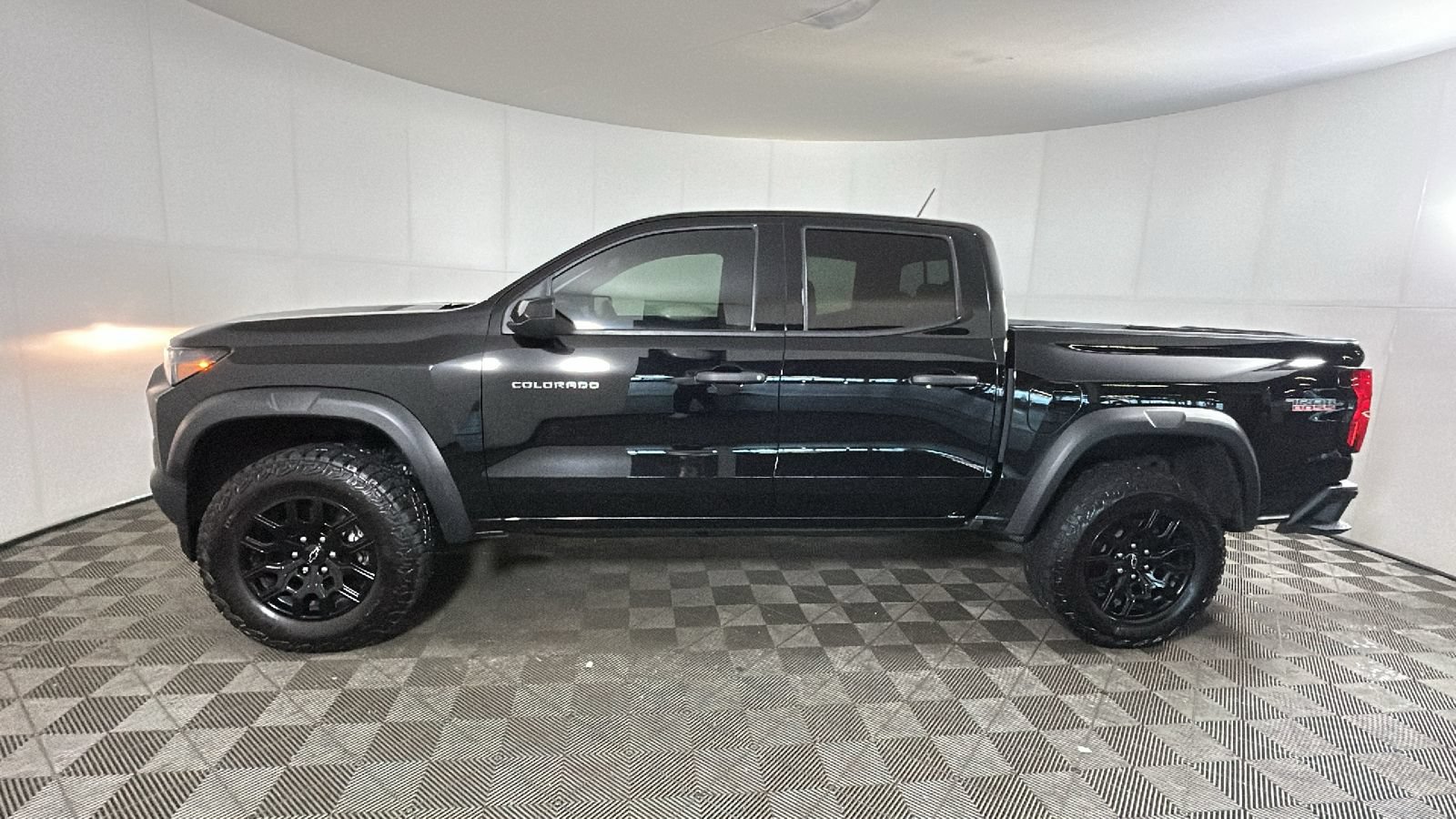 Used 2024 Chevrolet Colorado Trail Boss w/ Safety Package AWD/4WD image 6