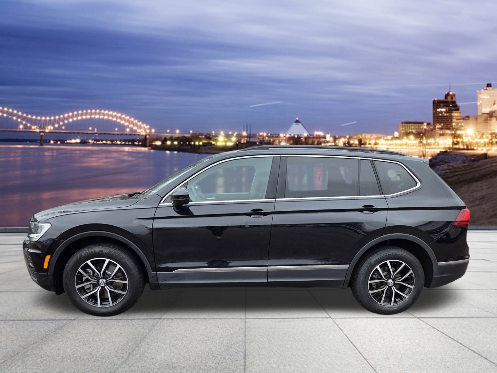 Used 2021 Volkswagen Tiguan SE image 2