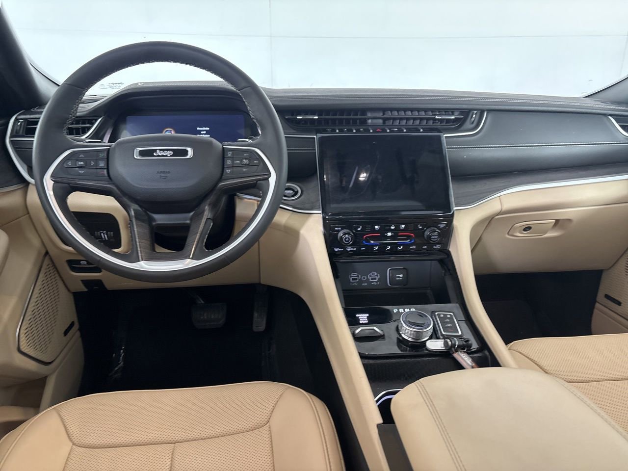 Used 2024 Jeep Grand Cherokee Limited w/ Luxury Tech Group II image 25