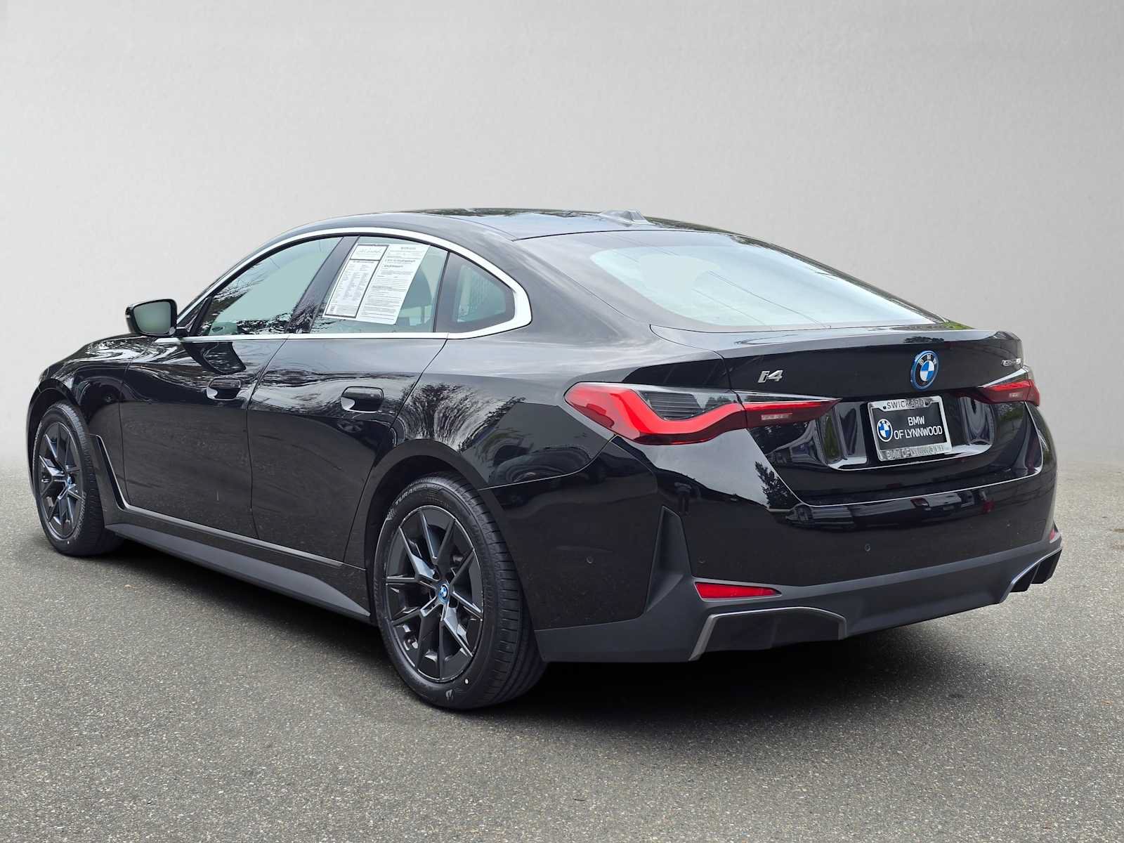 Used 2023 BMW i4 eDrive40 RWD image 5