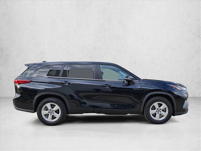 Used 2023 Toyota Highlander LE video 4