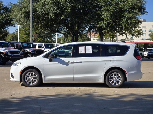 Used 2024 Chrysler Pacifica Touring-L FWD image 4
