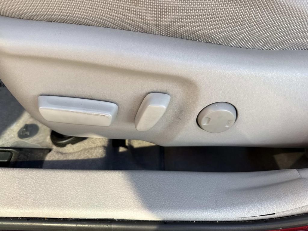 Used 2016 Toyota Camry LE FWD image 27