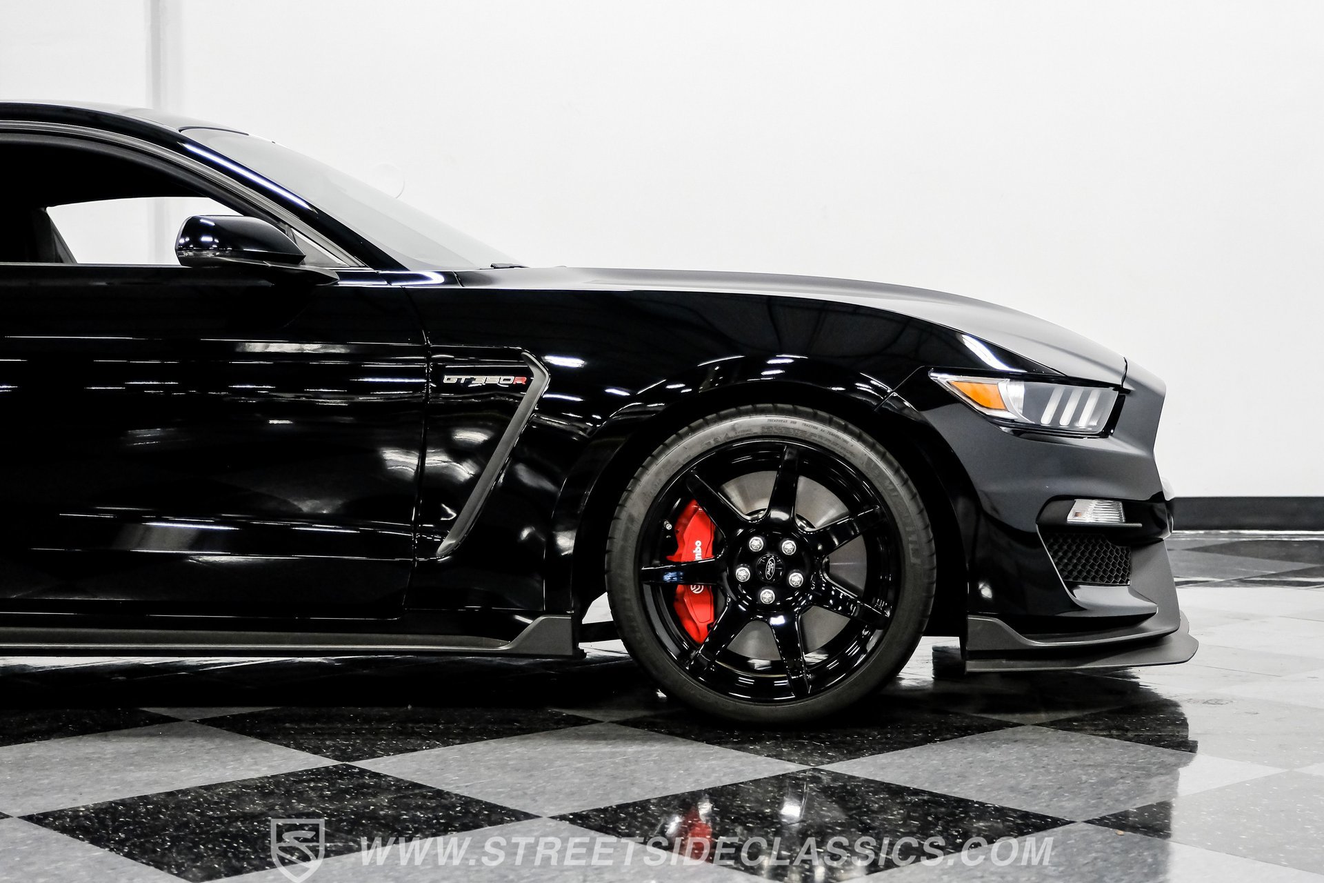 Used 2020 Ford Mustang Shelby GT350R w/ GT350R Equipment Group 920A RWD image 30