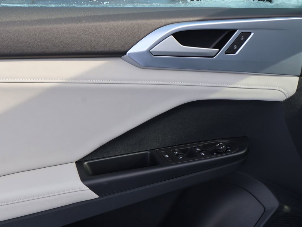 New 2026 Volkswagen Taos SE image 24