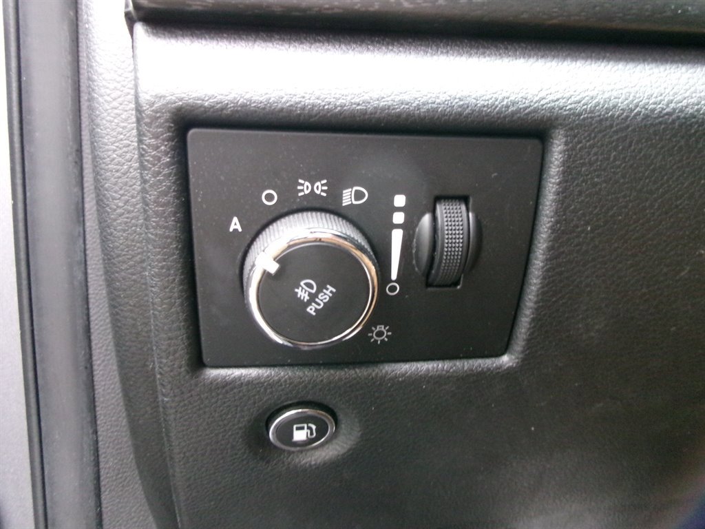 Used 2018 Jeep Grand Cherokee Laredo image 45