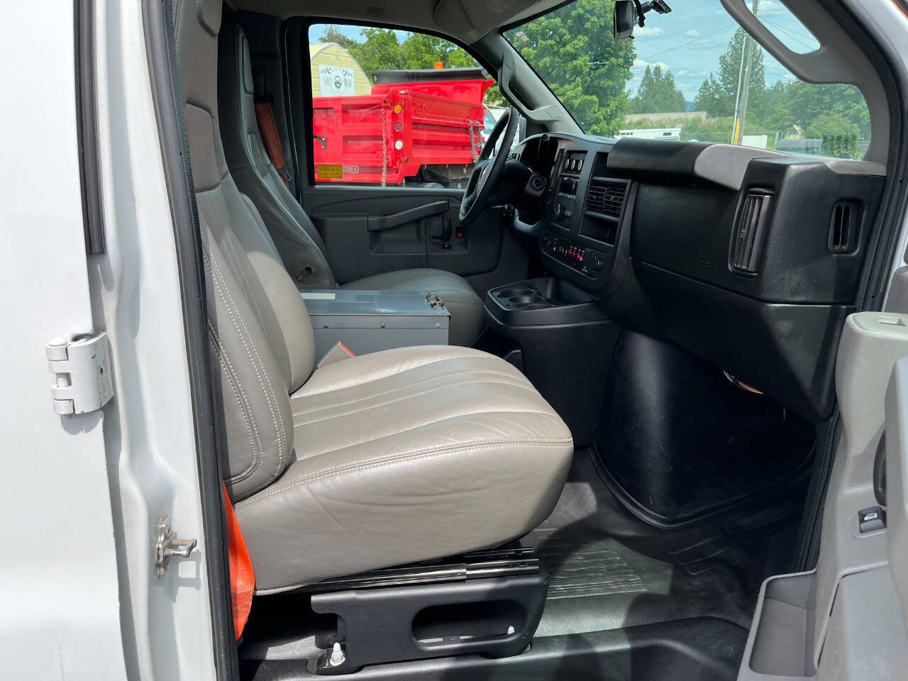 Used 2017 Chevrolet Express 2500 RWD image 21