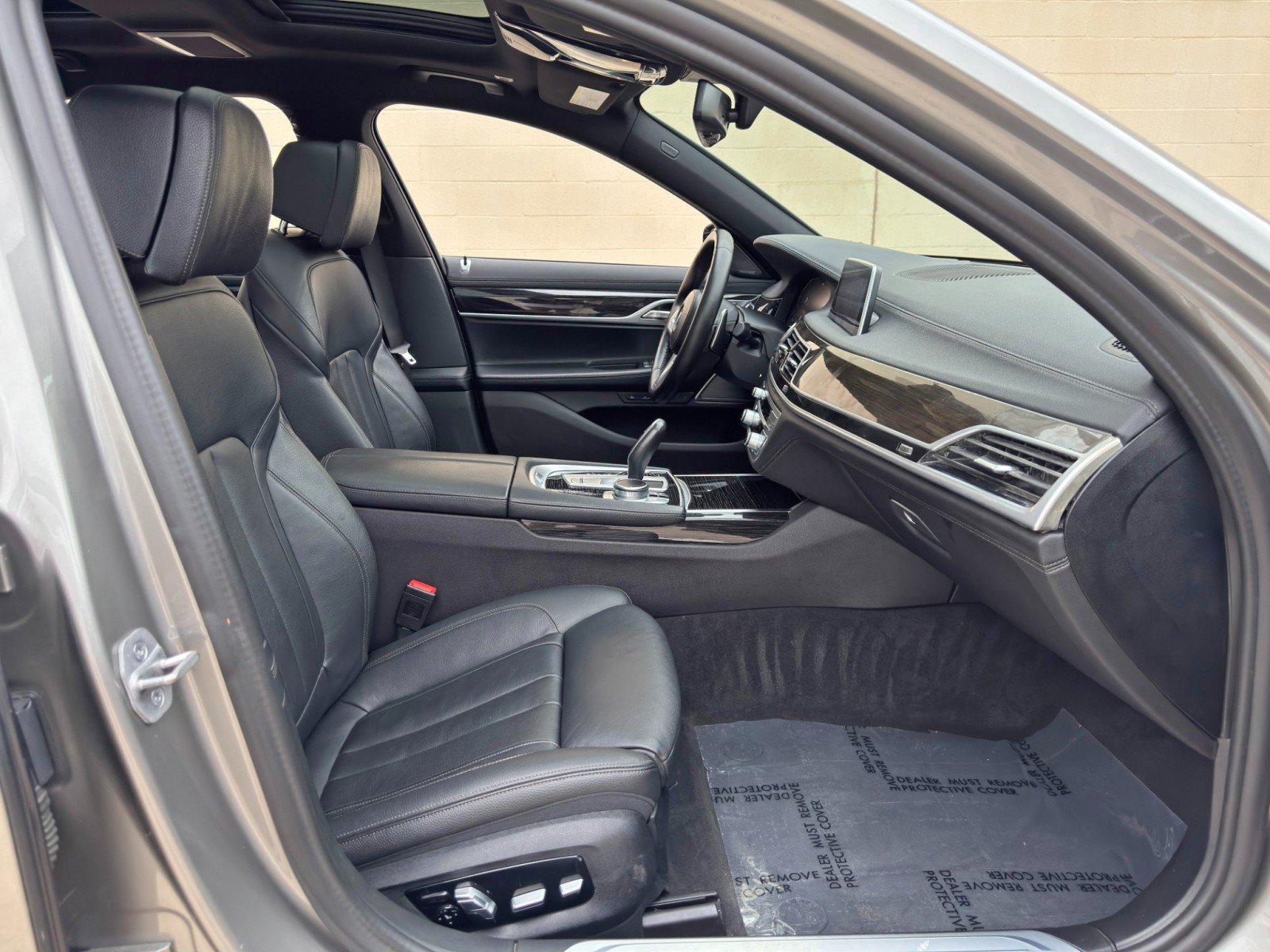 Used 2022 BMW 740i w/ M Sport Package RWD image 17
