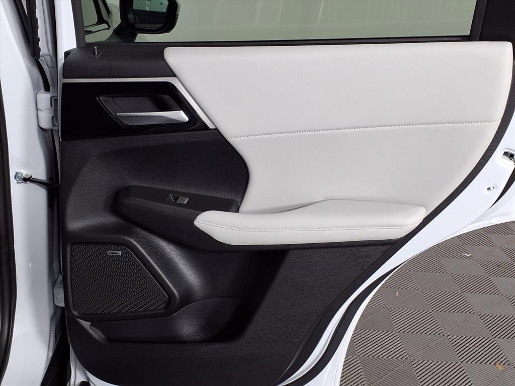 New 2025 Mitsubishi Outlander SE image 10