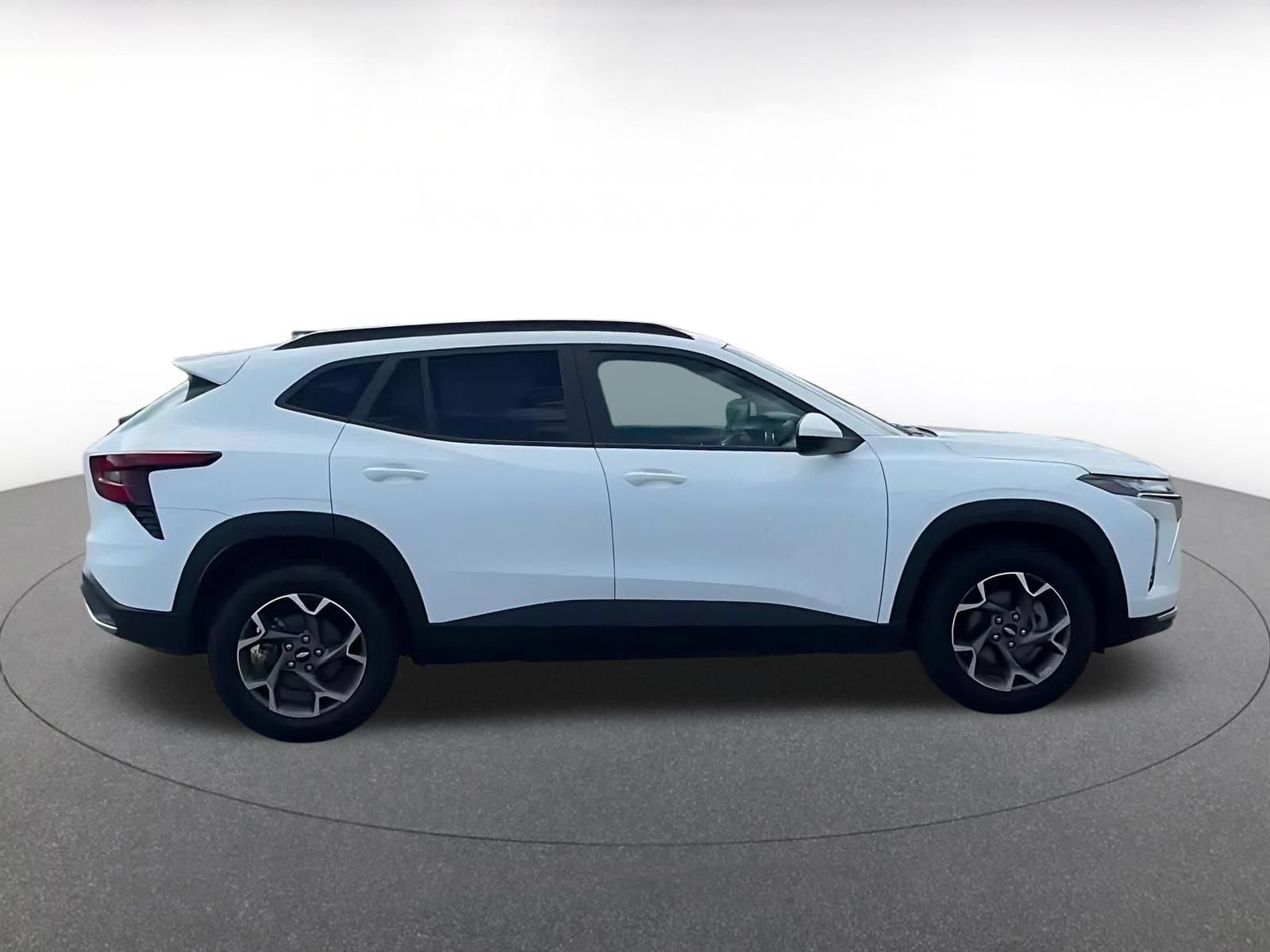 Used 2025 Chevrolet Trax LT FWD image 13