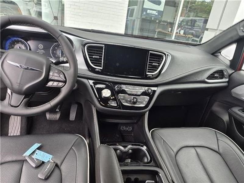 Used 2025 Chrysler Pacifica Limited FWD image 11