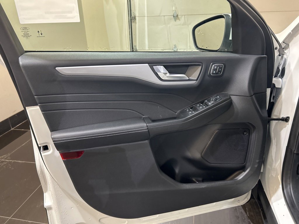 Used 2024 Ford Escape Base w/ PHEV Premium Package image 8