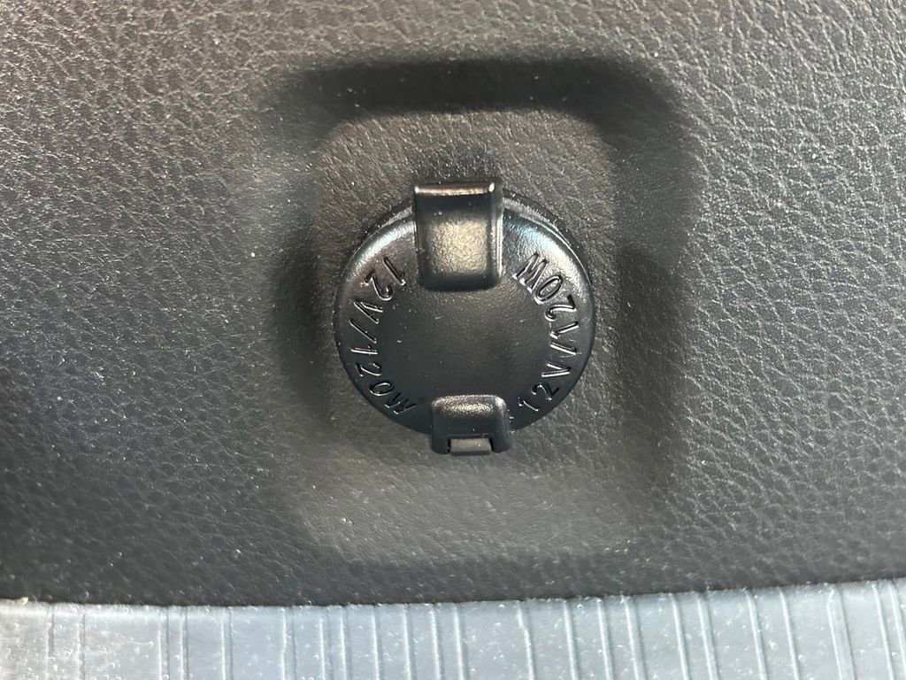 Used 2025 Toyota Sienna LE image 27