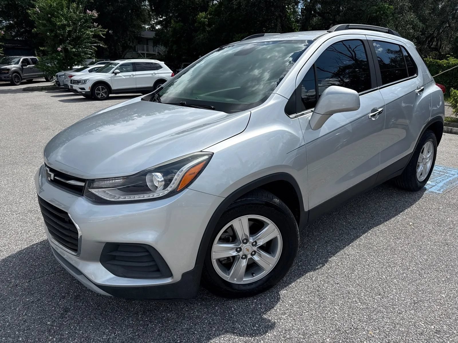 Used 2019 Chevrolet Trax LT w/ LT Convenience Package FWD image 2