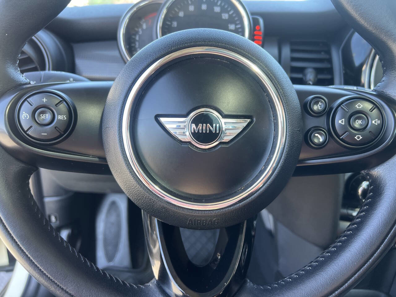 Used 2015 MINI Cooper 4-Door Hardtop image 9