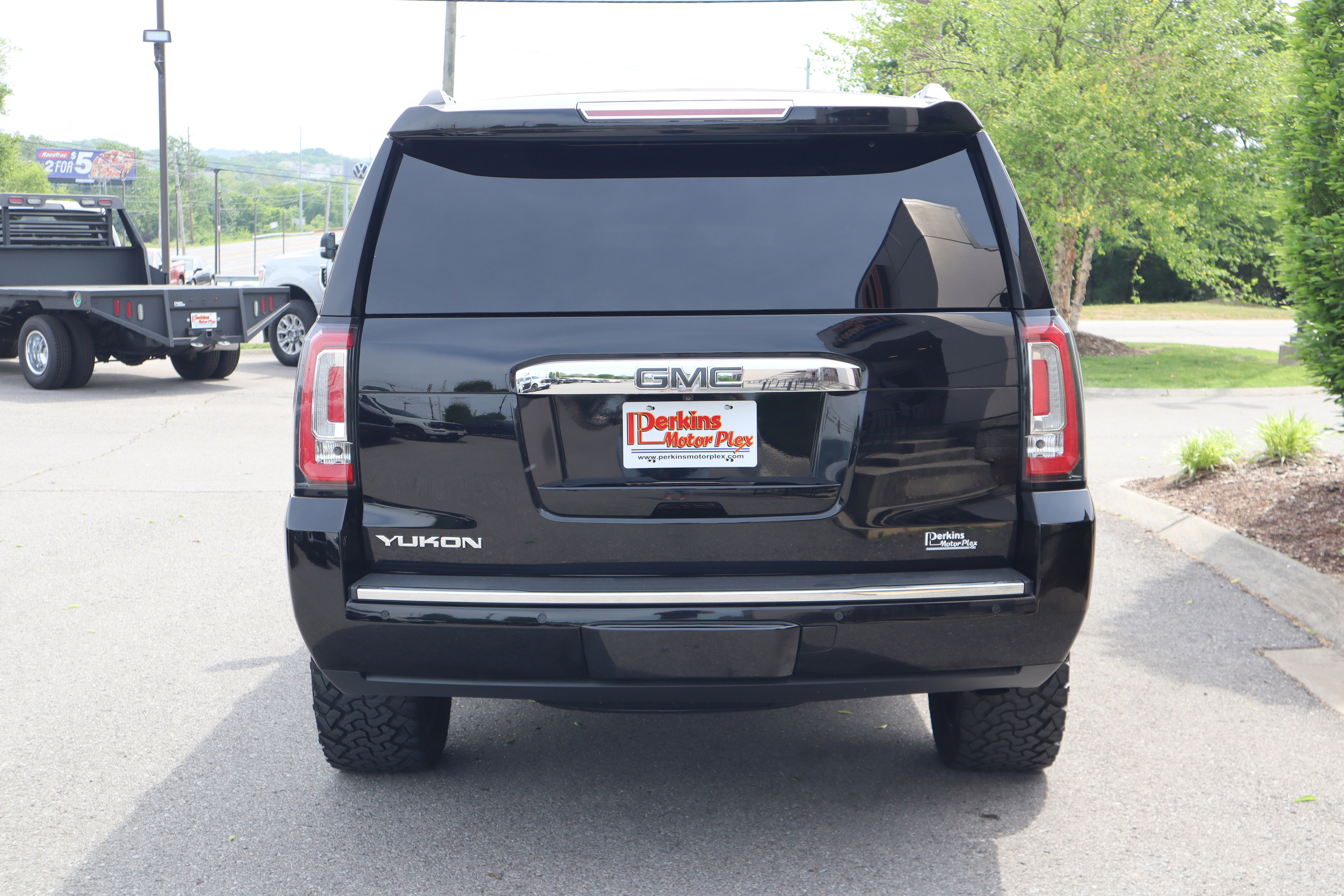 Used 2018 GMC Yukon Denali w/ Open Road Package AWD/4WD image 8