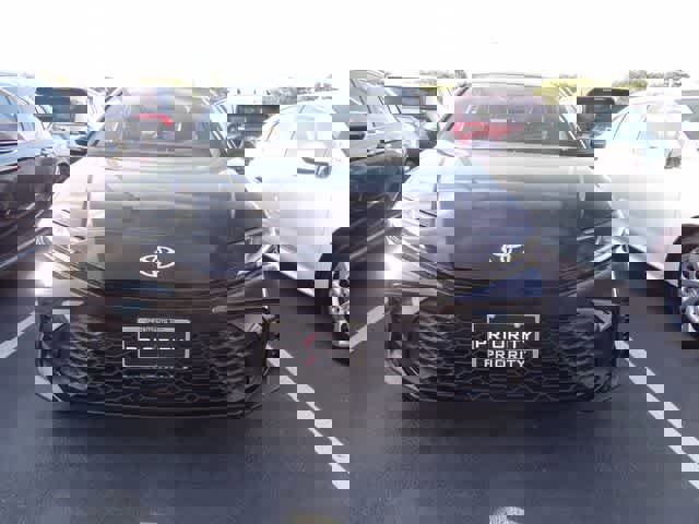 Used 2025 Toyota Camry SE image 2