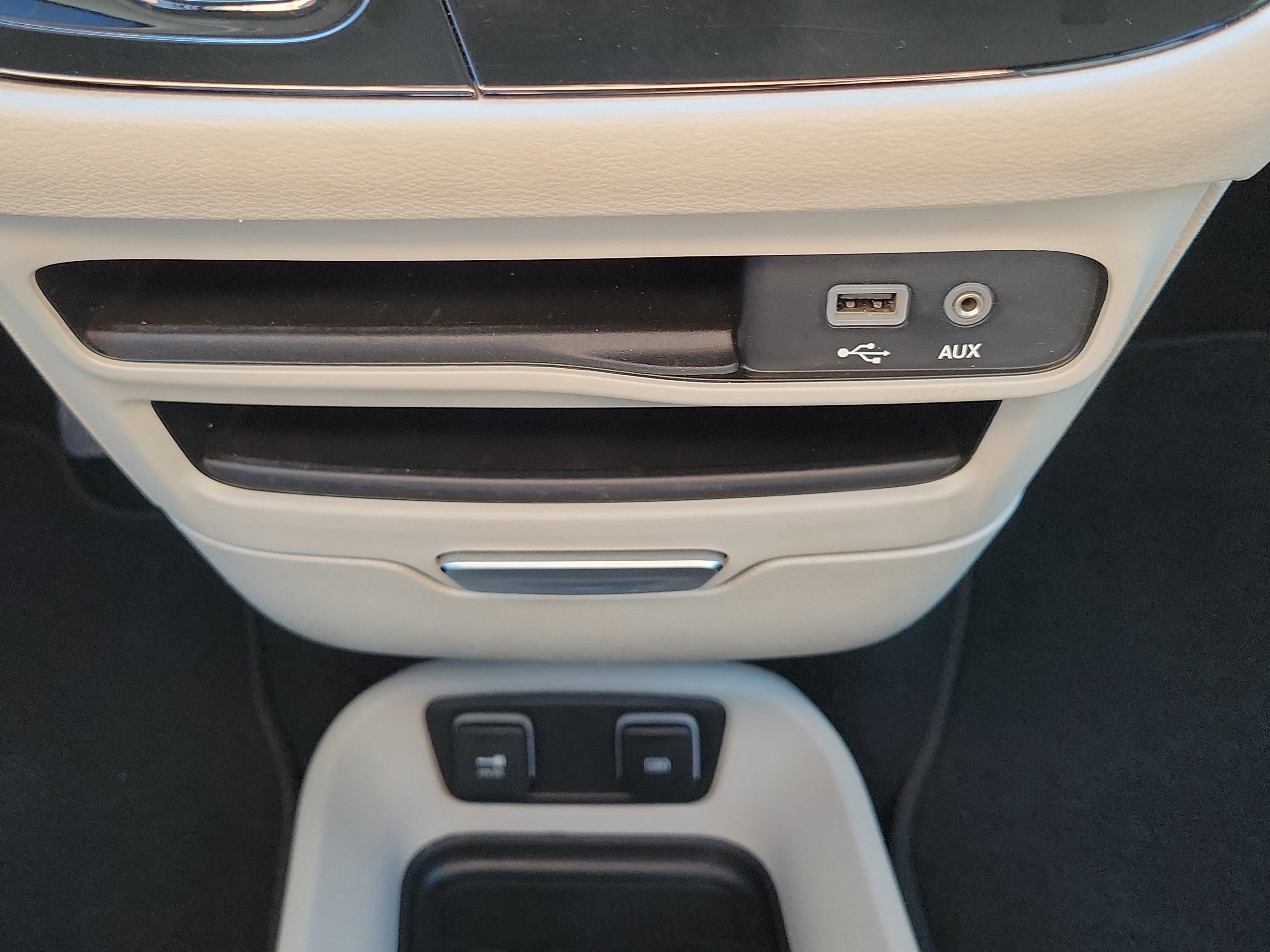Used 2020 Chrysler Pacifica Touring w/ Cold Weather Group FWD image 36