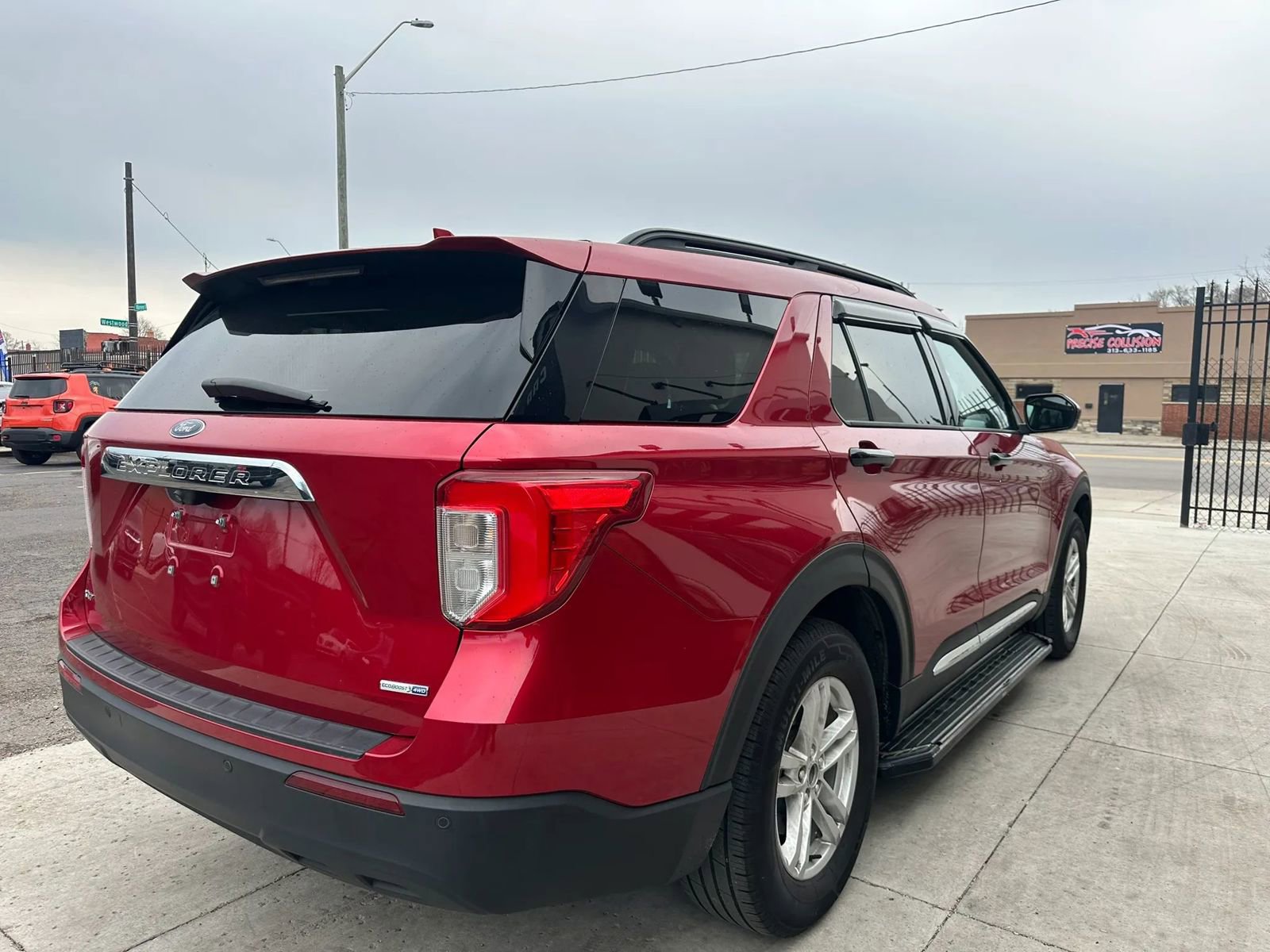 Used 2020 Ford Explorer XLT image 4