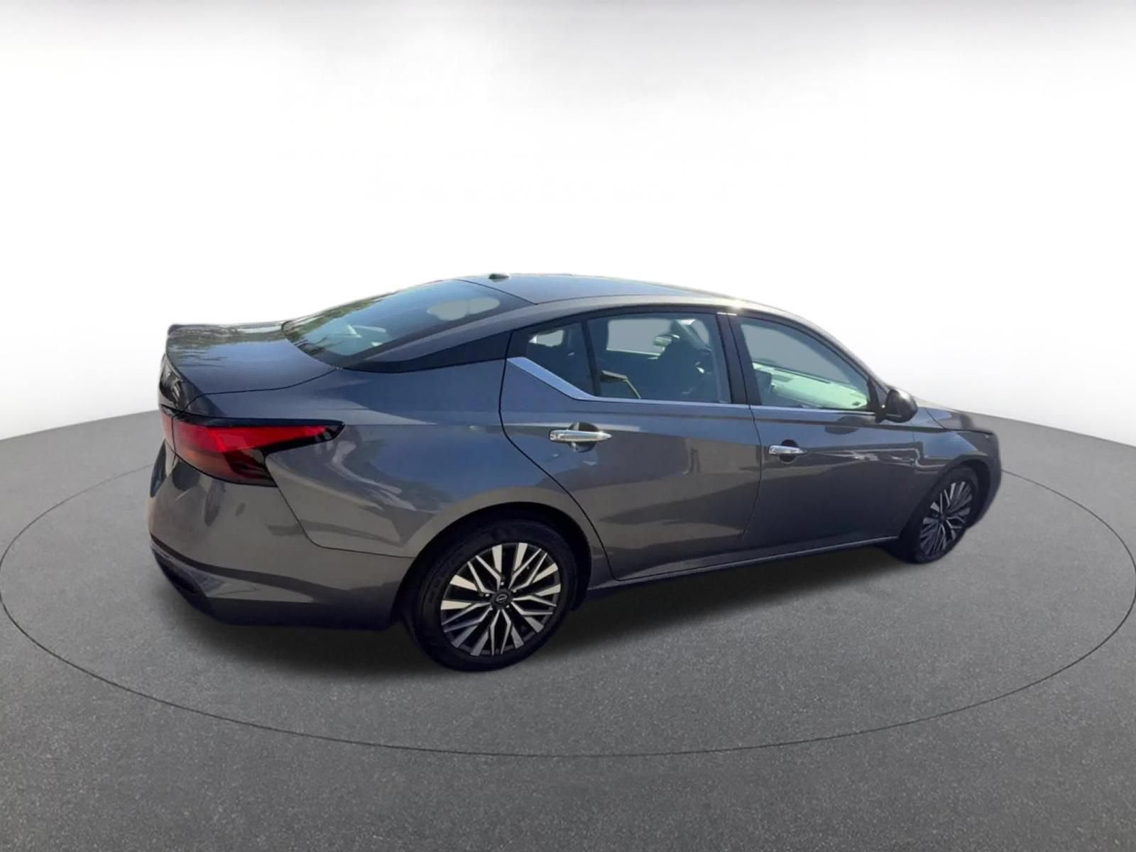 Used 2025 Nissan Altima 2.5 SV FWD image 14