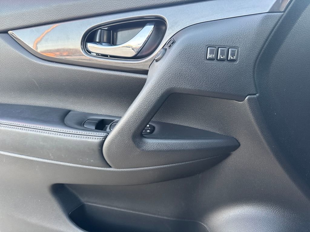 Used 2020 Nissan Rogue SV w/ Premium Package image 20