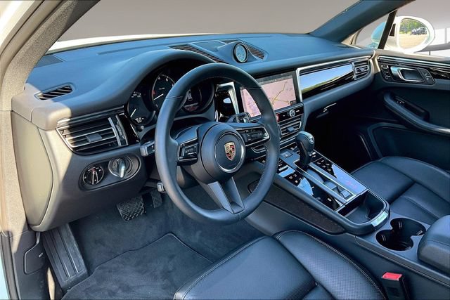 Used 2025 Porsche Macan AWD/4WD image 17