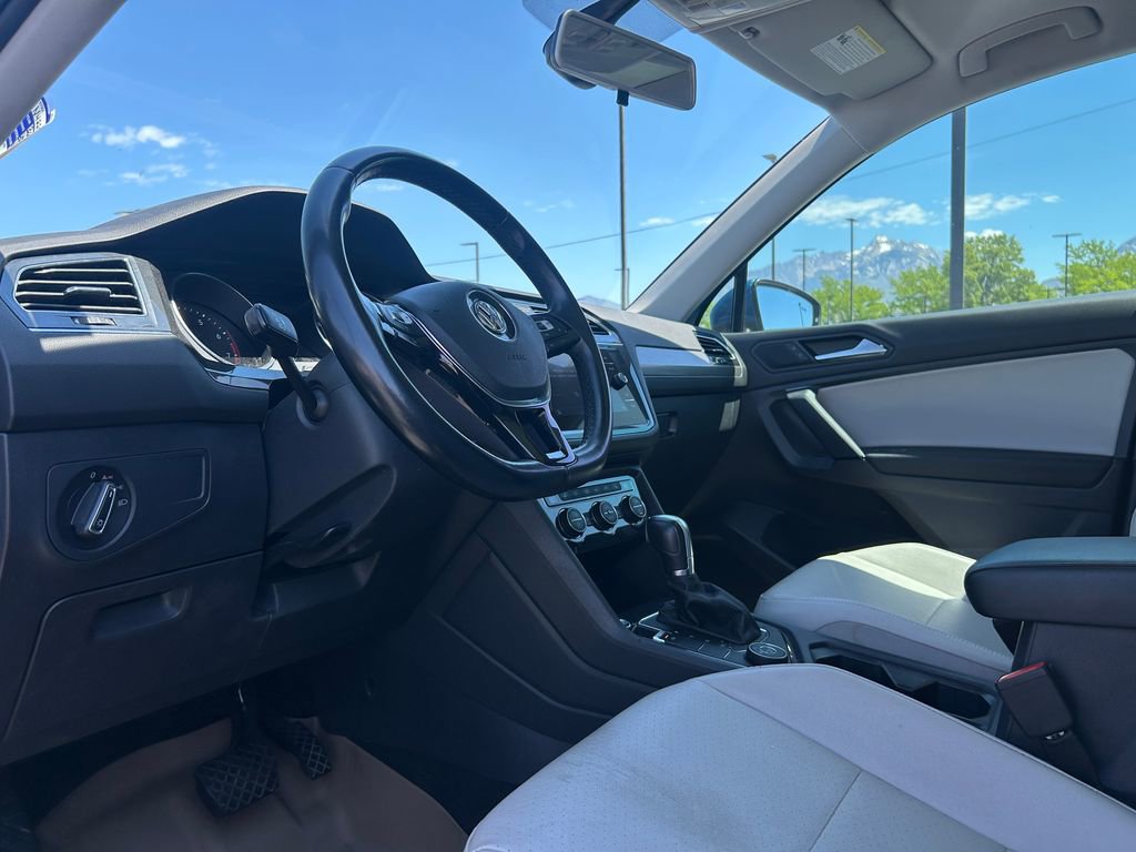 Used 2019 Volkswagen Tiguan SE w/ Panoramic Sunroof Package AWD/4WD image 25