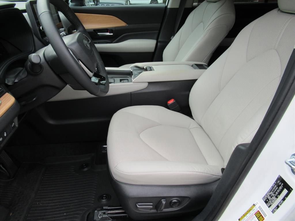 Used 2025 Toyota Grand Highlander Limited image 17
