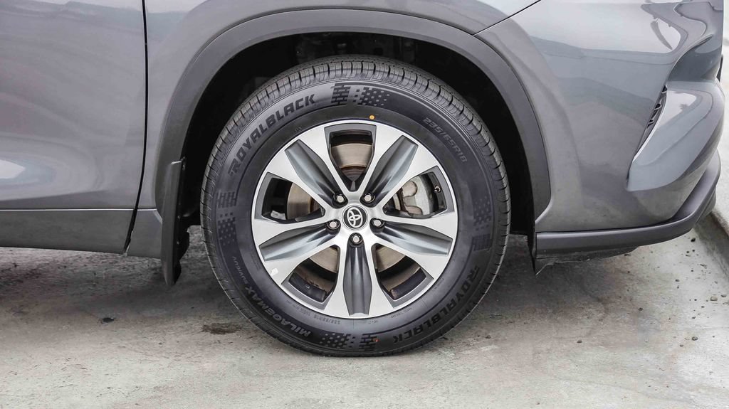 Used 2024 Toyota Highlander XLE AWD/4WD image 11