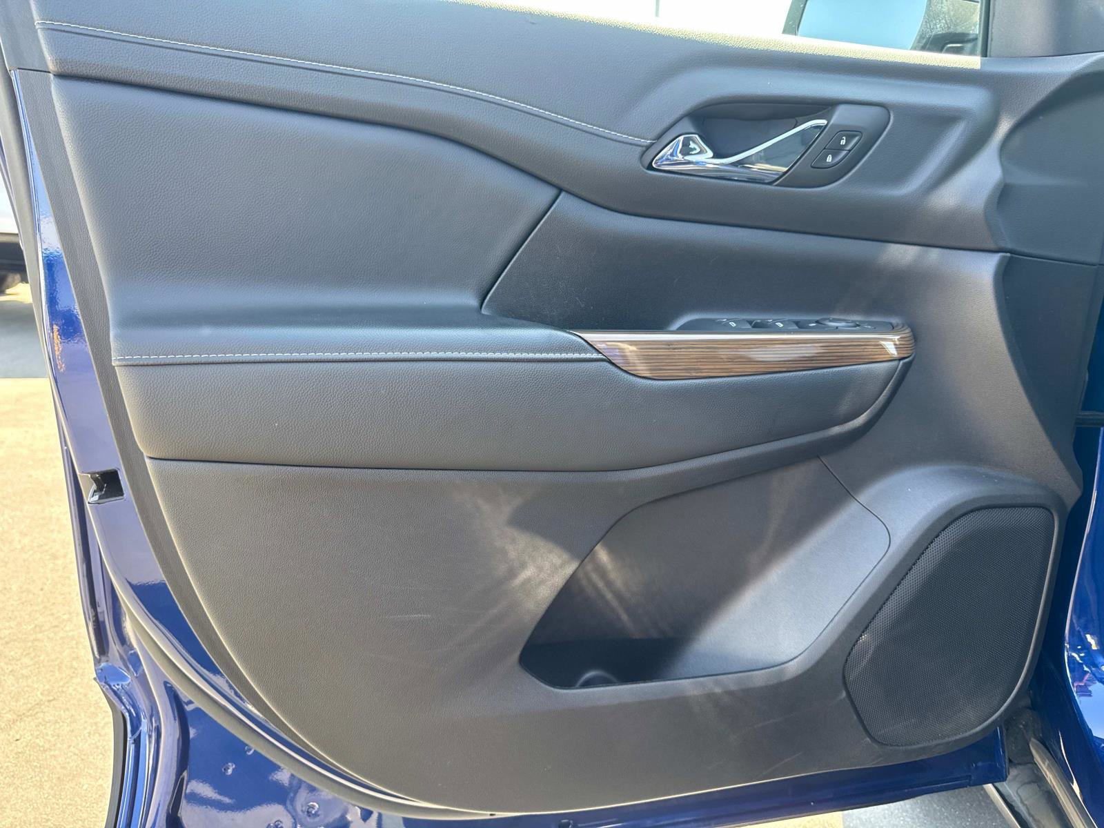 Used 2023 GMC Acadia SLE image 13