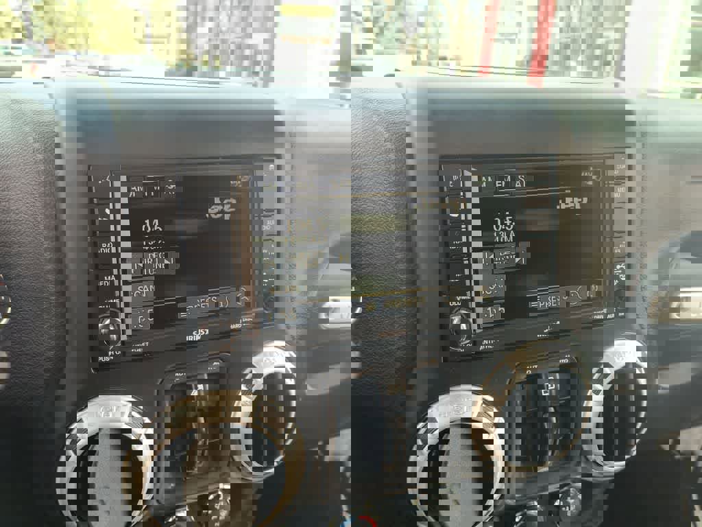 Used 2017 Jeep Wrangler Unlimited Sahara w/ Connectivity Group image 16