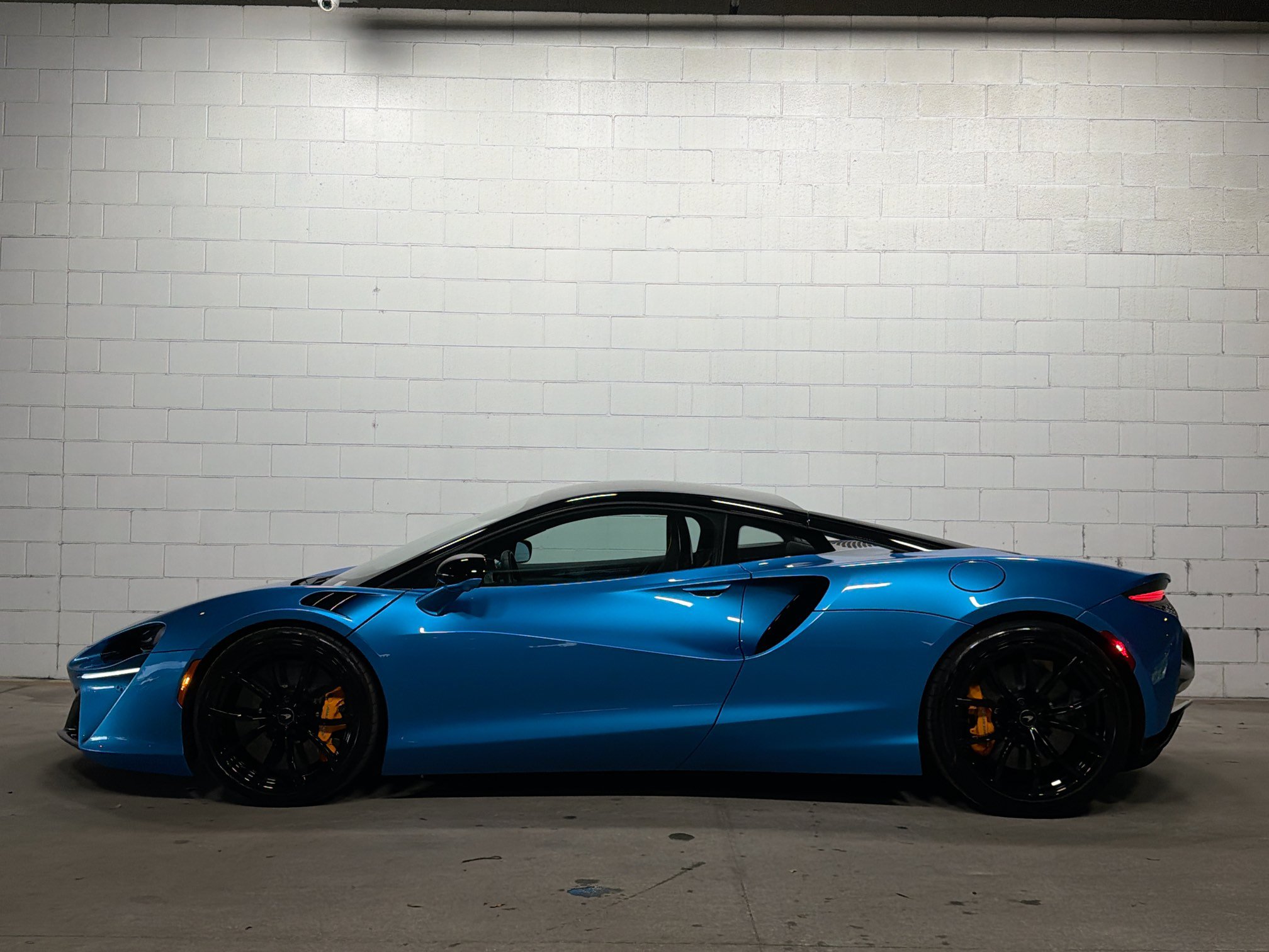 Used 2023 McLaren Artura RWD image 2