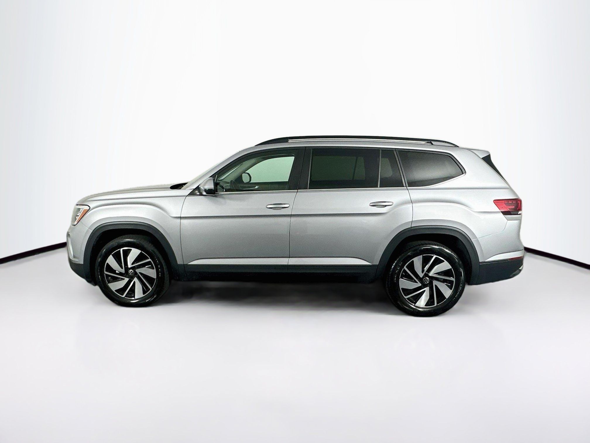 Used 2025 Volkswagen Atlas SE AWD/4WD image 4