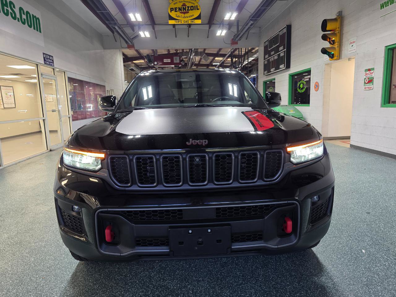 Used 2022 Jeep Grand Cherokee Trailhawk w/ Luxury Tech Group III AWD/4WD image 3