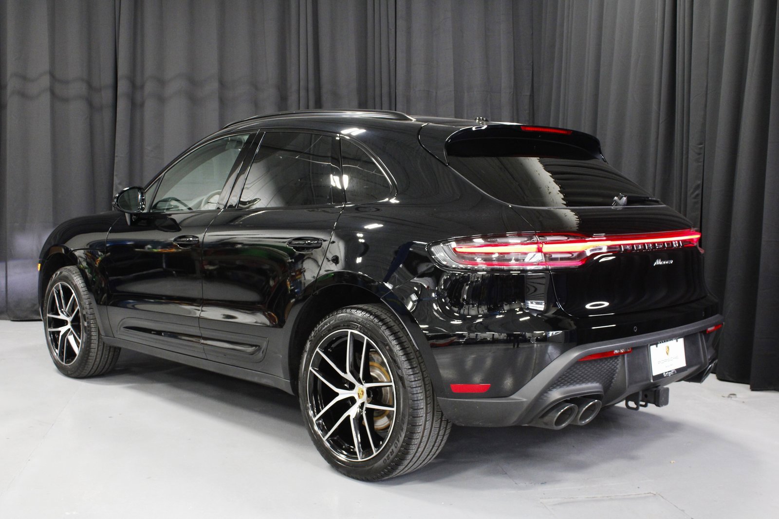Certified 2025 Porsche Macan image 3