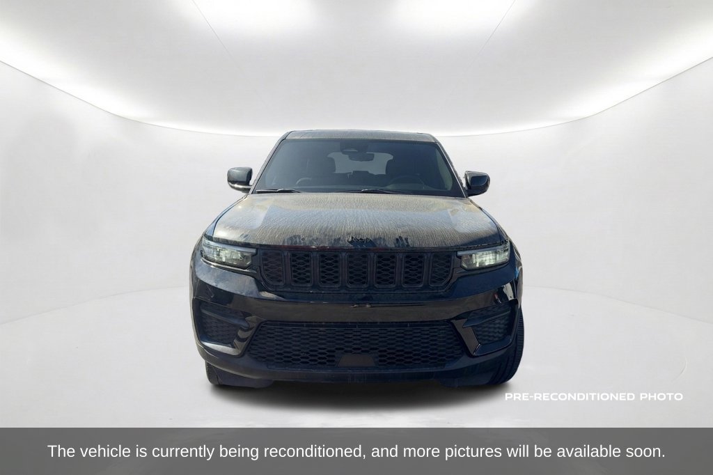 Used 2023 Jeep Grand Cherokee Altitude AWD/4WD image 2
