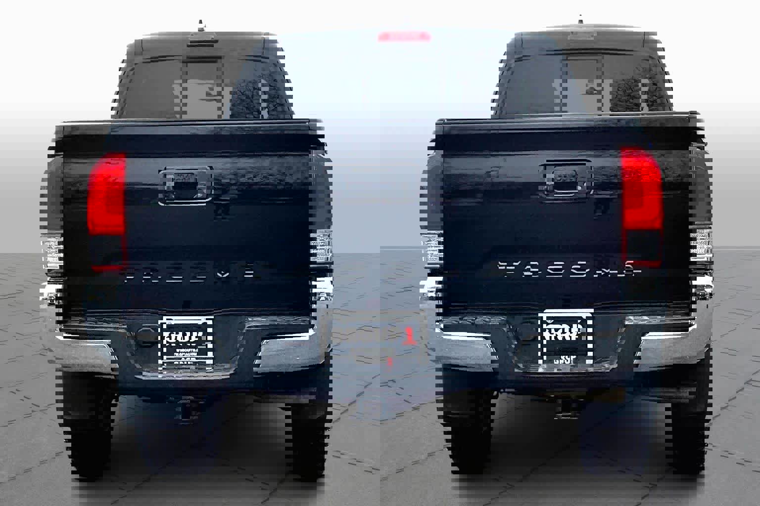 Used 2017 Toyota Tacoma SR5 w/ SR5 Appearance Package (SM) image 5