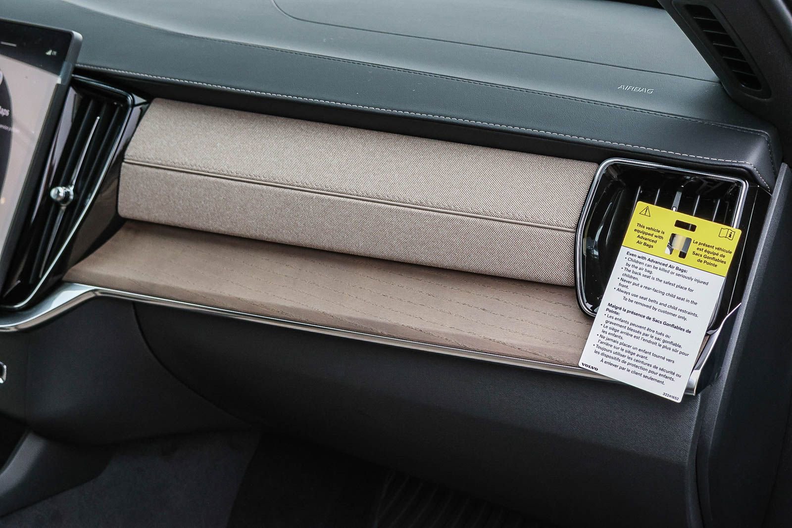 New 2026 Volvo XC90 T8 Plus w/ Protection Package Premier image 18