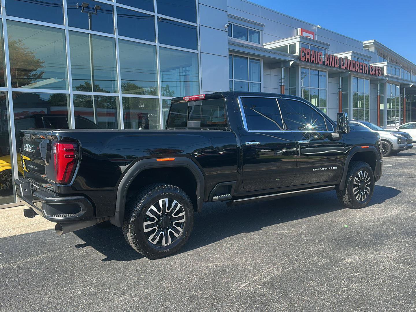 Used 2025 GMC Sierra 3500 Denali Ultimate AWD/4WD image 3