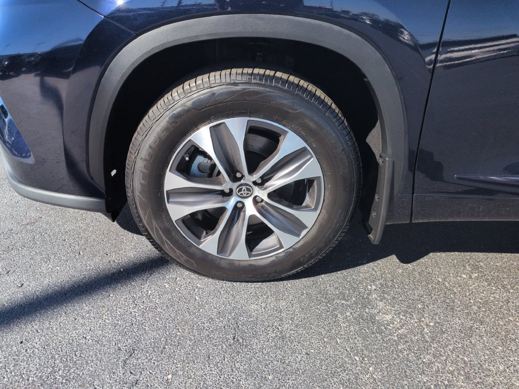 Certified 2022 Toyota Highlander XLE AWD/4WD image 27