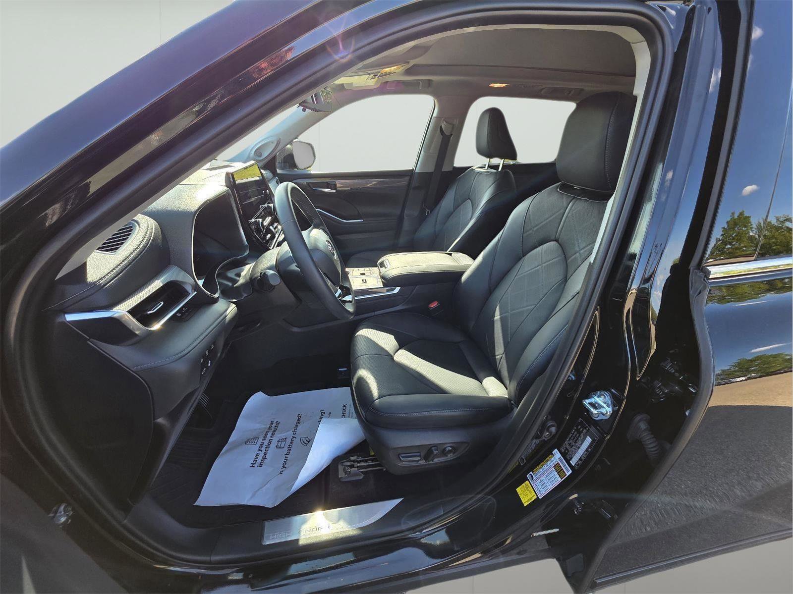 Used 2025 Toyota Highlander Platinum image 13