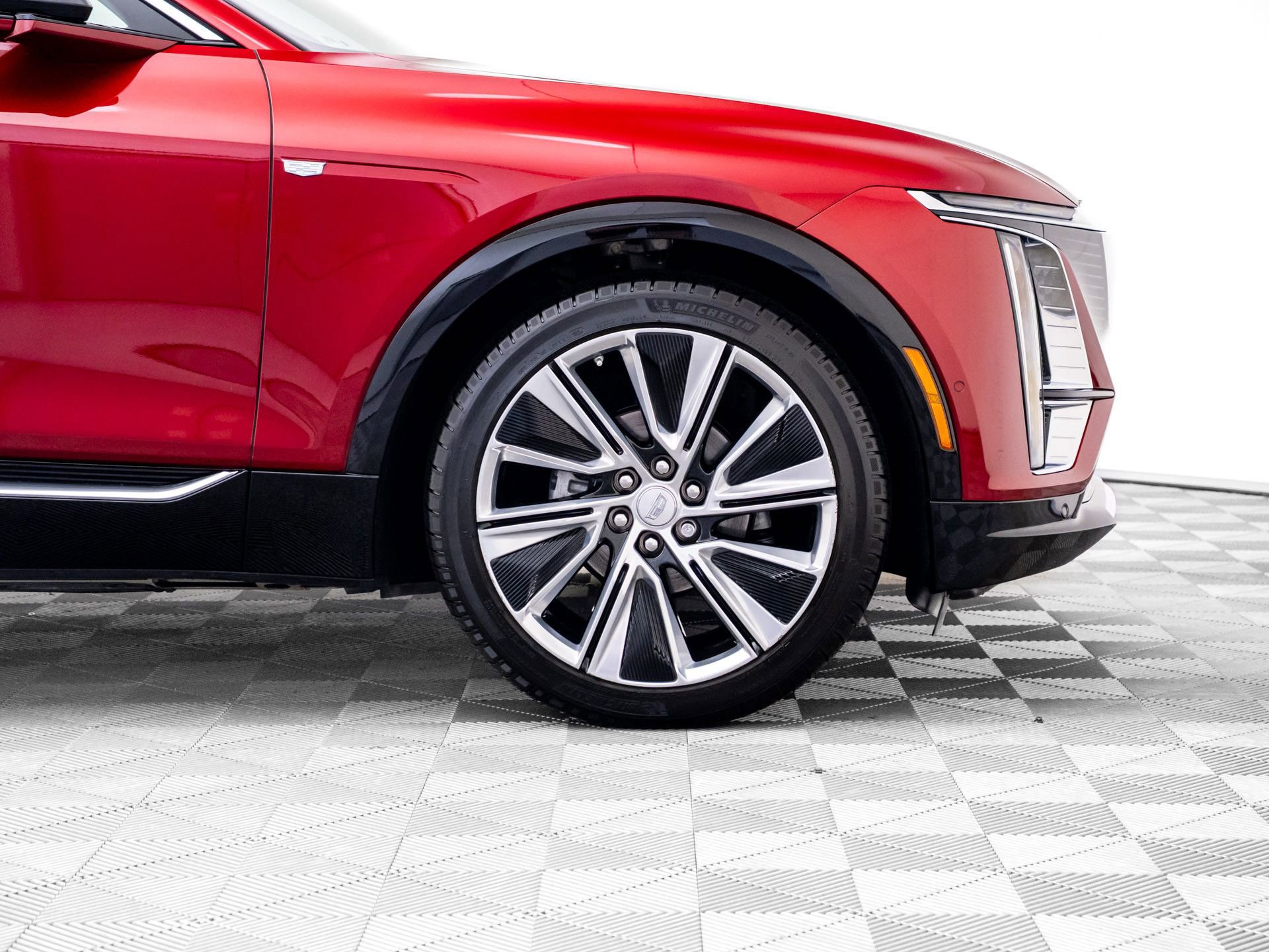 Used 2025 Cadillac Lyriq Luxury w/ LPO, Floor Liner Package AWD/4WD image 39
