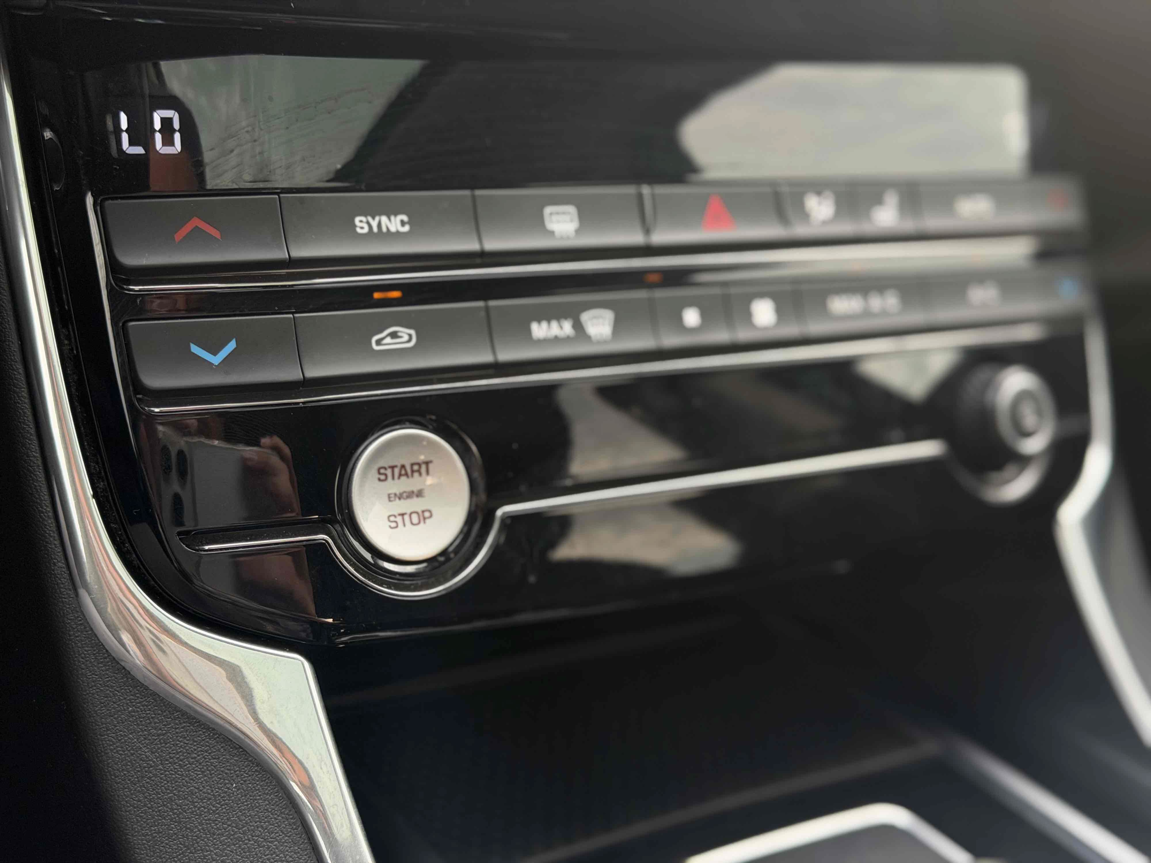 Used 2017 Jaguar XE Prestige RWD image 27